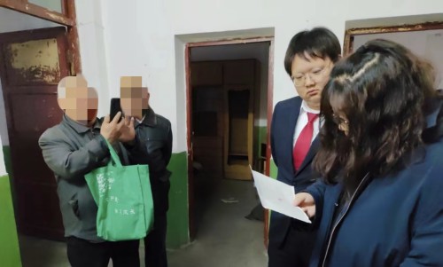 执行干警对收条进行确认_副本.jpg