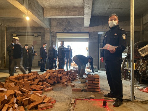 执行干警来到涉案门面_副本.jpg