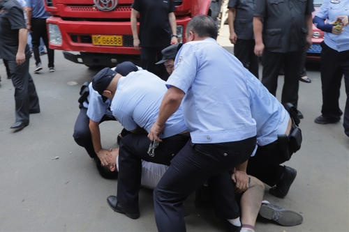 执行干警对其依法采取强制执行措施_副本.jpg