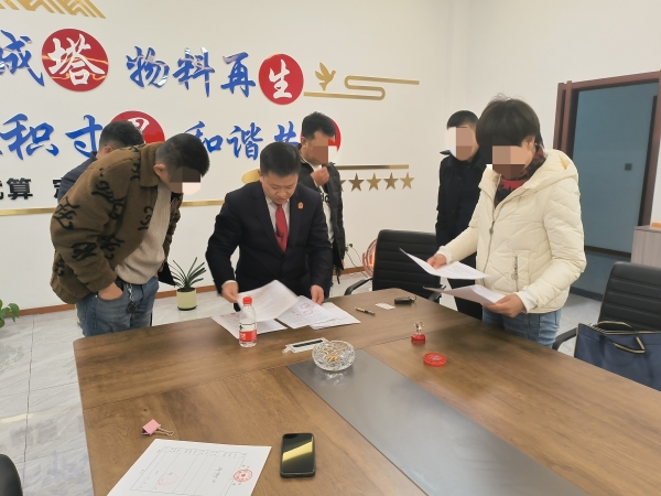 法庭干警和被告协商_副本.jpg
