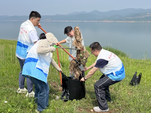 志愿者清理河道周边垃圾2_副本.jpg