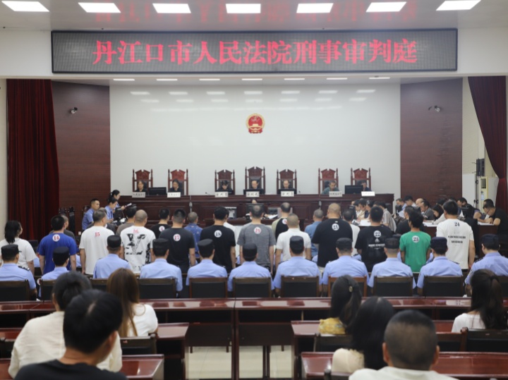 庭审现场全体被告人起立_副本.jpg 庭审现场全体被告人起立_副本.jpg