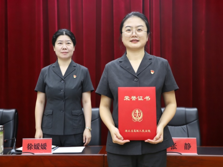 颁发荣誉证书_副本.jpg