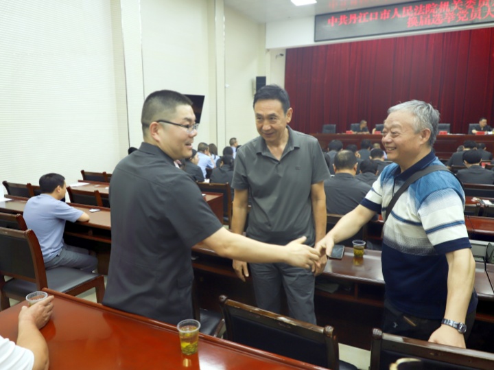 与退休老党员握手_副本.jpg