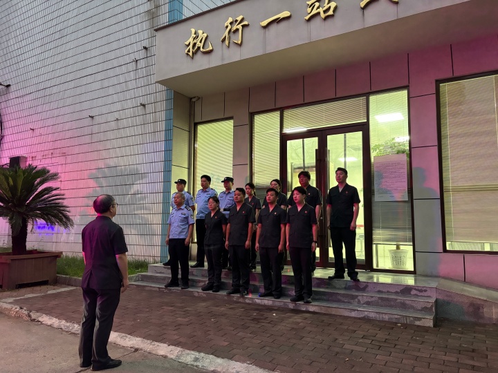 执行干警凌晨集合_副本.jpg 执行干警凌晨集合_副本.jpg