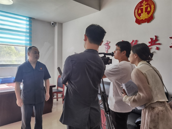 六里坪法庭李庭长在共享法庭接受市营商办采访_副本.jpg