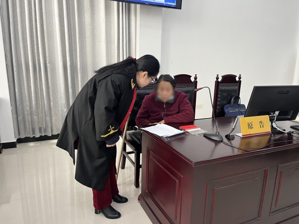 承办法官对王某某释法说理_副本.jpg